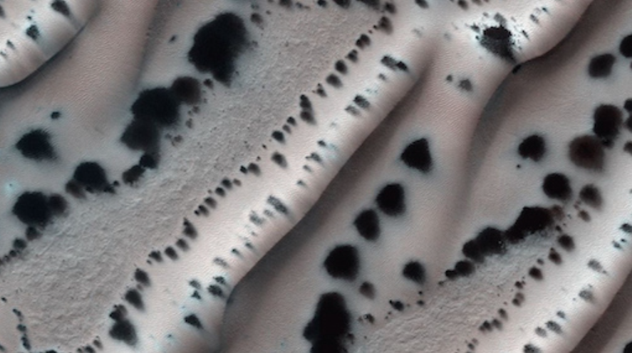 Une photo de Mars où le sol ressemble à du pourri au fond d'un évier