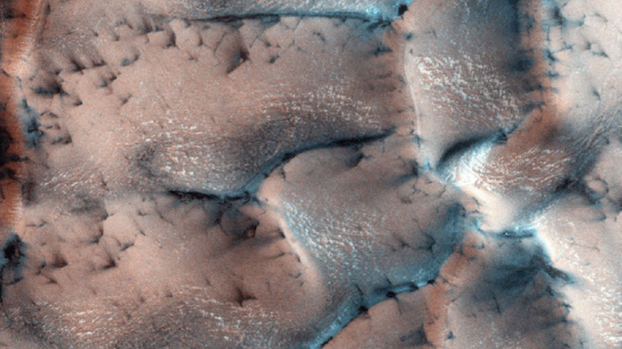 Une photo de Mars où le sol ressemble à une matière organique